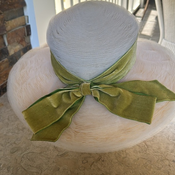Vintage Elegant White and Green Women\'s tulle Hat with green bow main image 6